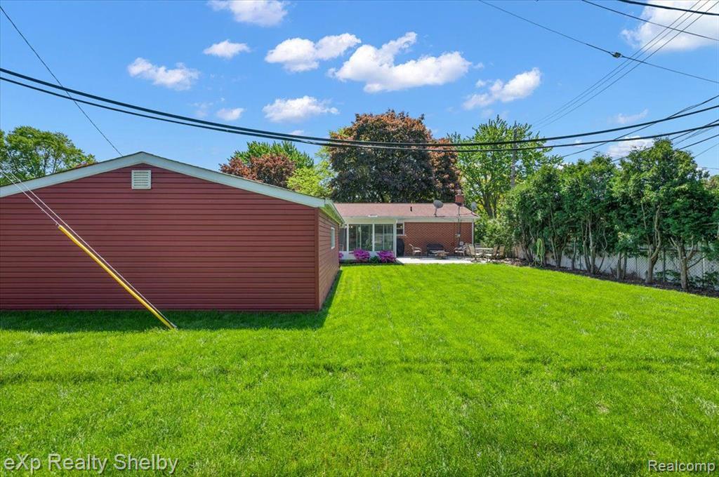 8929 HEADLEY Drive, Sterling Heights, MI 48314 — Photo 36