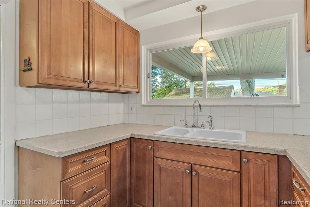 9001 E PERRIN Street, Livonia, MI 48150 — Photo 12