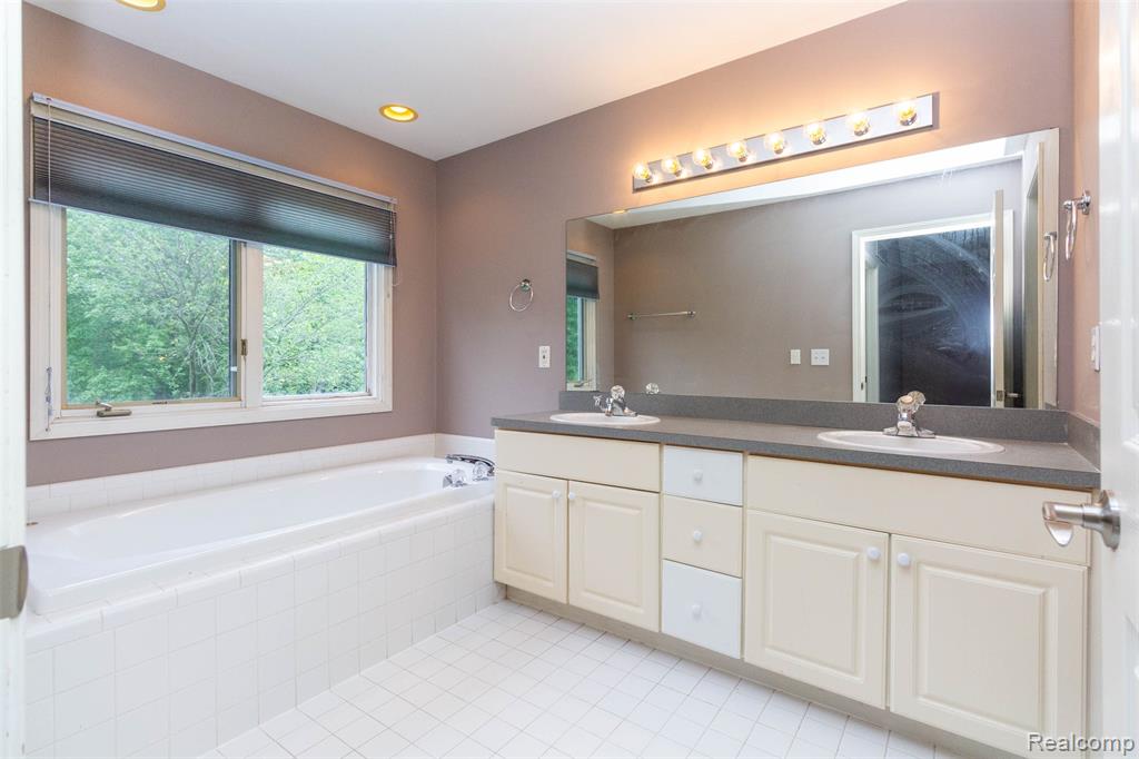 878 Dakota, Rochester Hills, MI 48307 — Photo 25
