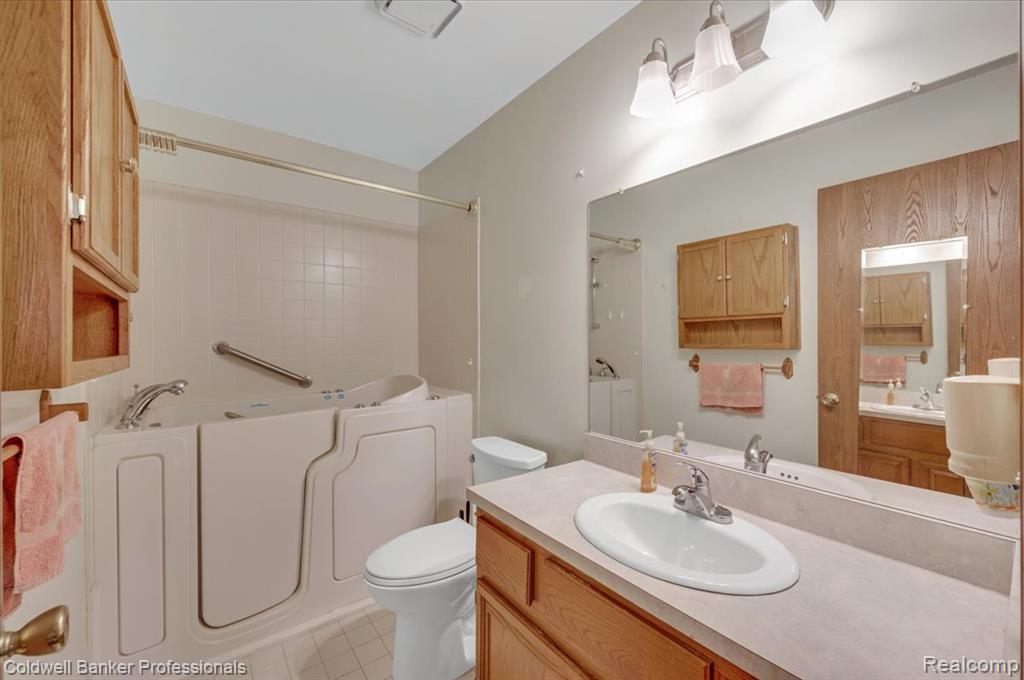 5015 Fox Hill Drive, Sterling Heights, MI 48310 — Photo 23
