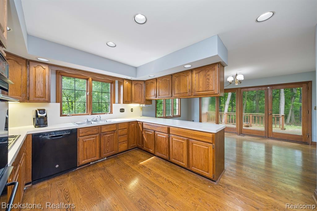 4237 WOODLANDS Lane, Orchard Lake Village, MI 48323 — Photo 15