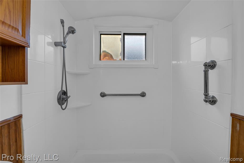 650 CLEOPHUS Parkway, Lincoln Park, MI 48146 — Photo 18