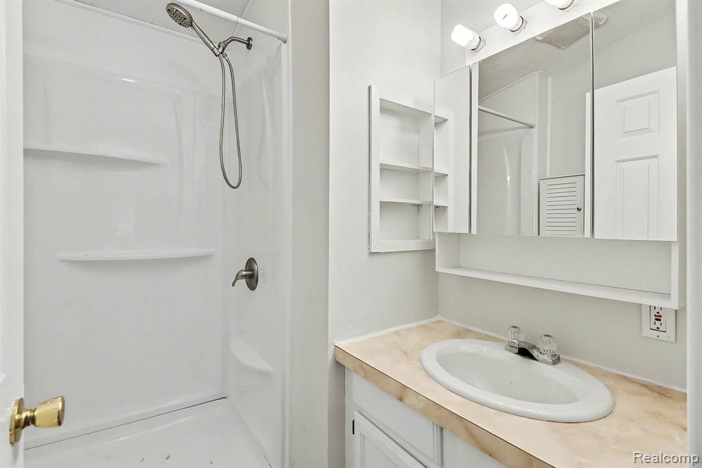 1295 W Cook Road, Grand Blanc, MI, 48439