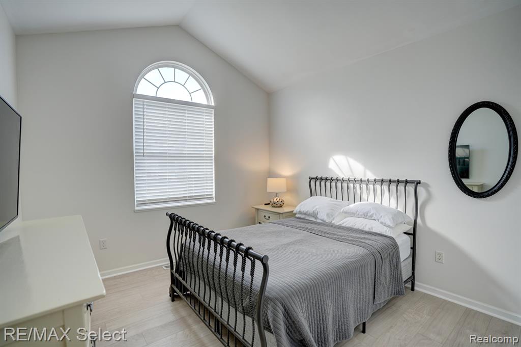 4392 OAK TREE Trail, Fenton, MI 48430 — Photo 37