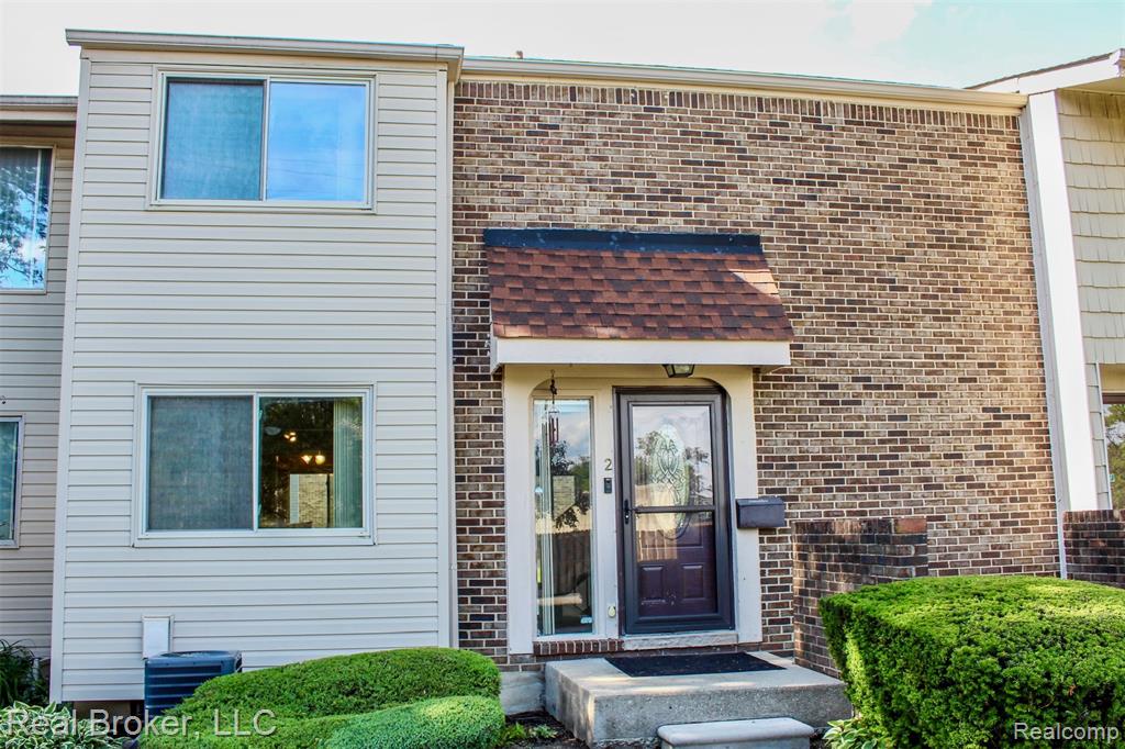 2 Woodbridge Towne Street, Southfield, MI 48075