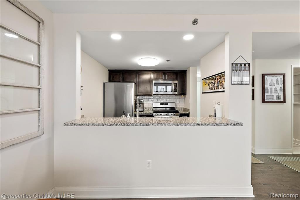 250 E Harbortown Drive, 705, Detroit, MI 48207 — Photo 16