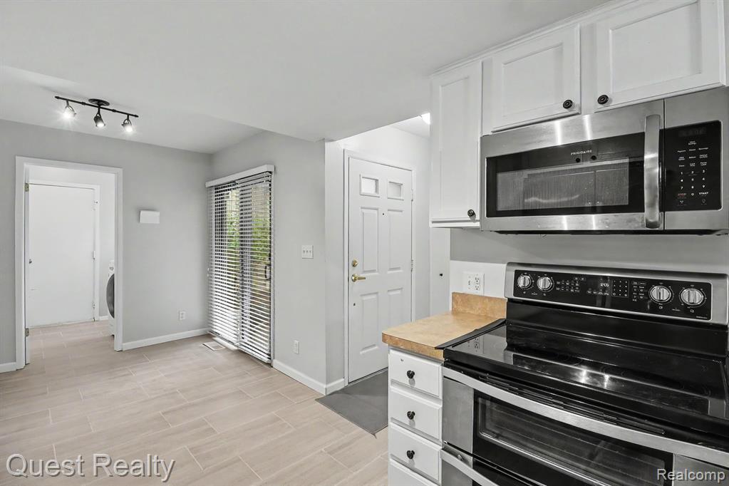 5673 Drake Hollow W Drive W, West Bloomfield, MI — Photo 12