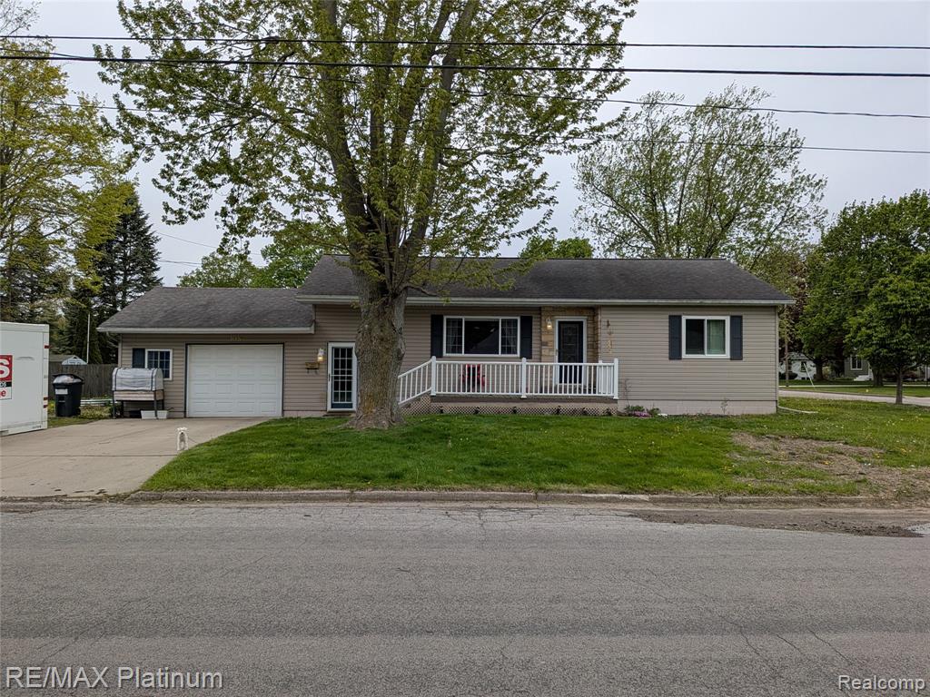 815 N Dewey Street, Owosso, MI 48867 — front exterior
