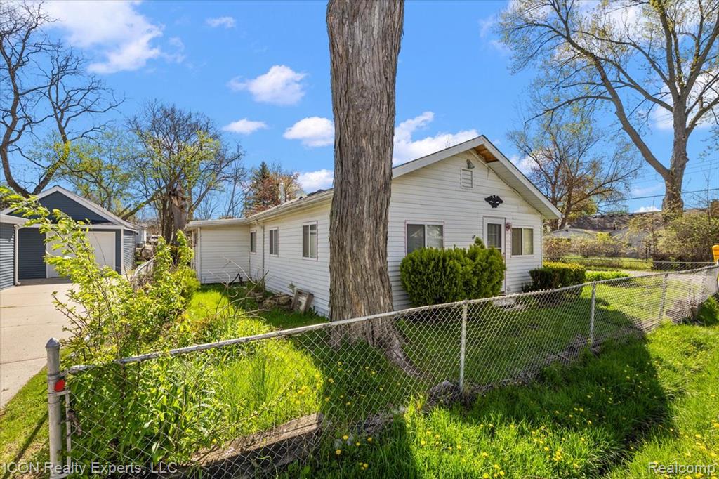 1801 Beechcroft Street, Keego Harbor, MI 48320 — Photo 10