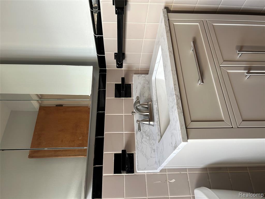 8511 YALE Street, Oak Park, MI 48237 — Photo 7