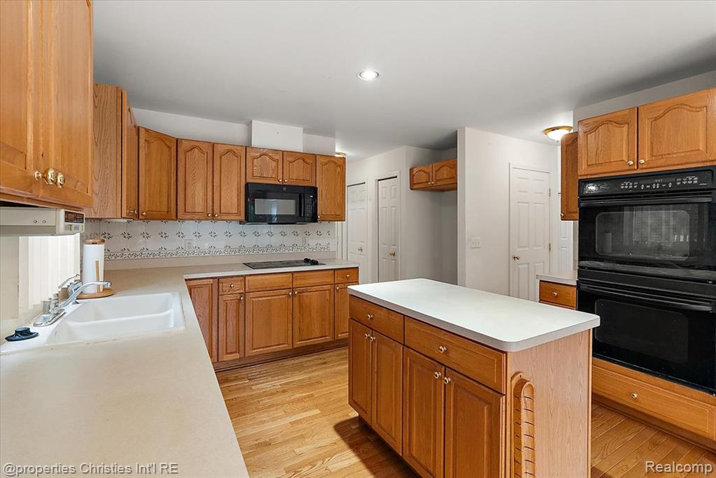 47274 Hunters Park Drive, Plymouth, MI 48170 — Photo 16