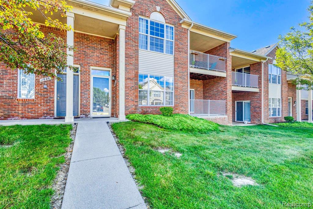 1828 FLAGSTONE Circle, Rochester, MI 48307 — Photo 2