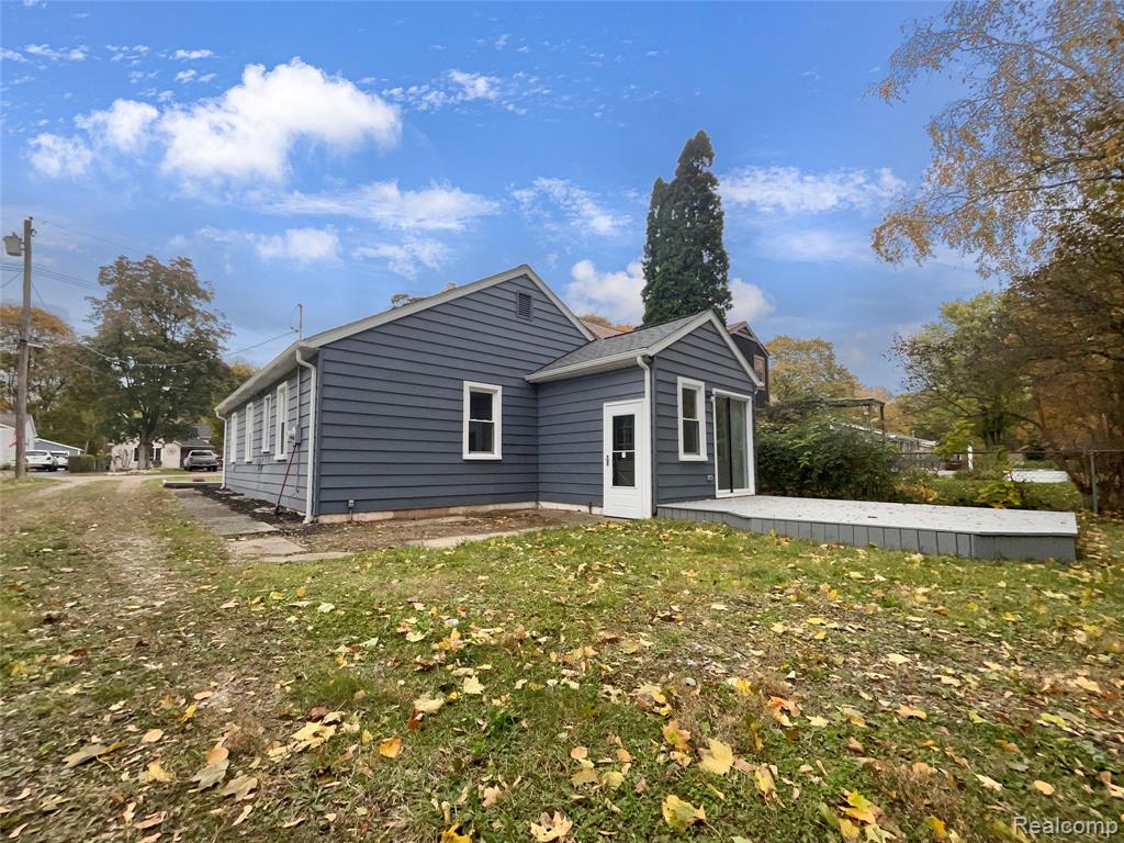 6441 Crest Drive, Waterford, MI 48329 — Photo 17