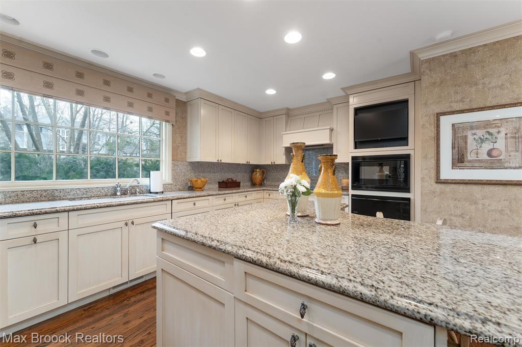 919 W Glengarry Circle, Bloomfield Hills, MI 48301 — Photo 15