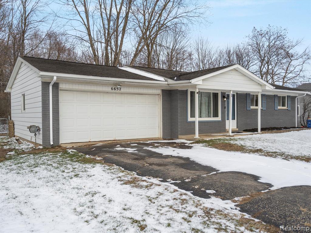 6652 DOYON Drive N, Waterford, MI 48327 — Photo 2