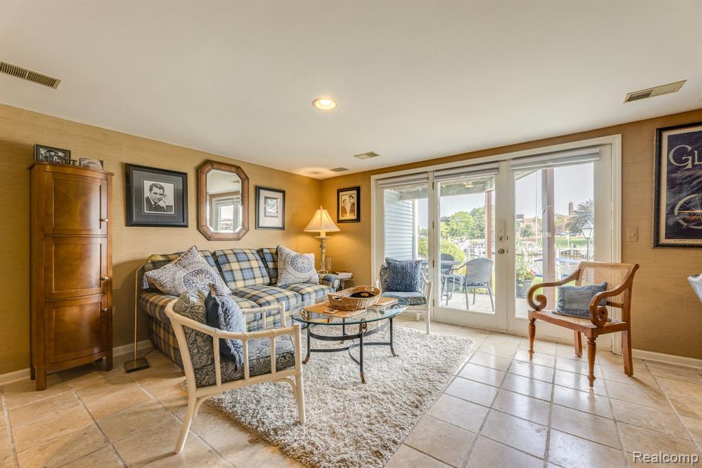 833 N Pointe, Port Huron, MI 48060 — Photo 11