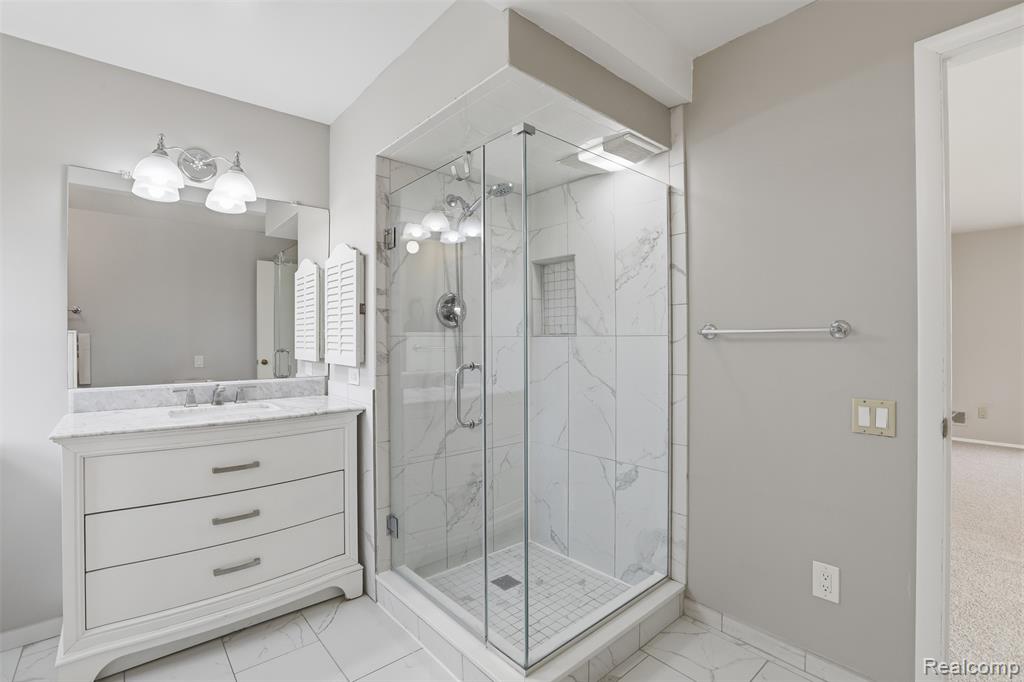 5972 Barnstable Court, West Bloomfield, MI — Photo 38