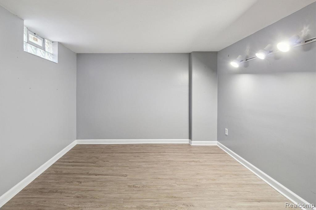 812 N KENWOOD Avenue, Royal Oak, MI 48067 — Photo 33