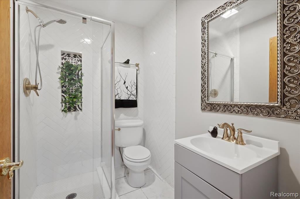 5685 Crescent Road, Waterford, MI 48327 — Photo 16