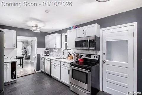 371 Hillcliff Drive, Waterford, MI 48328 — Photo 9