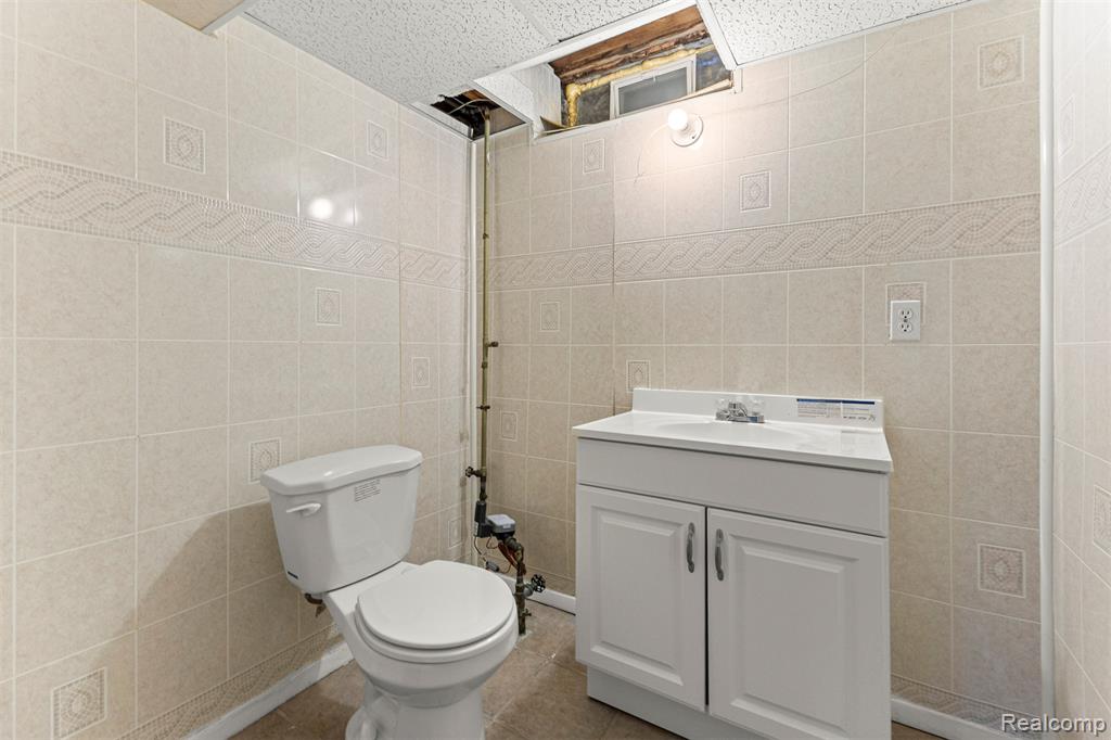 5589 Pembury, West Bloomfield, MI — Photo 47