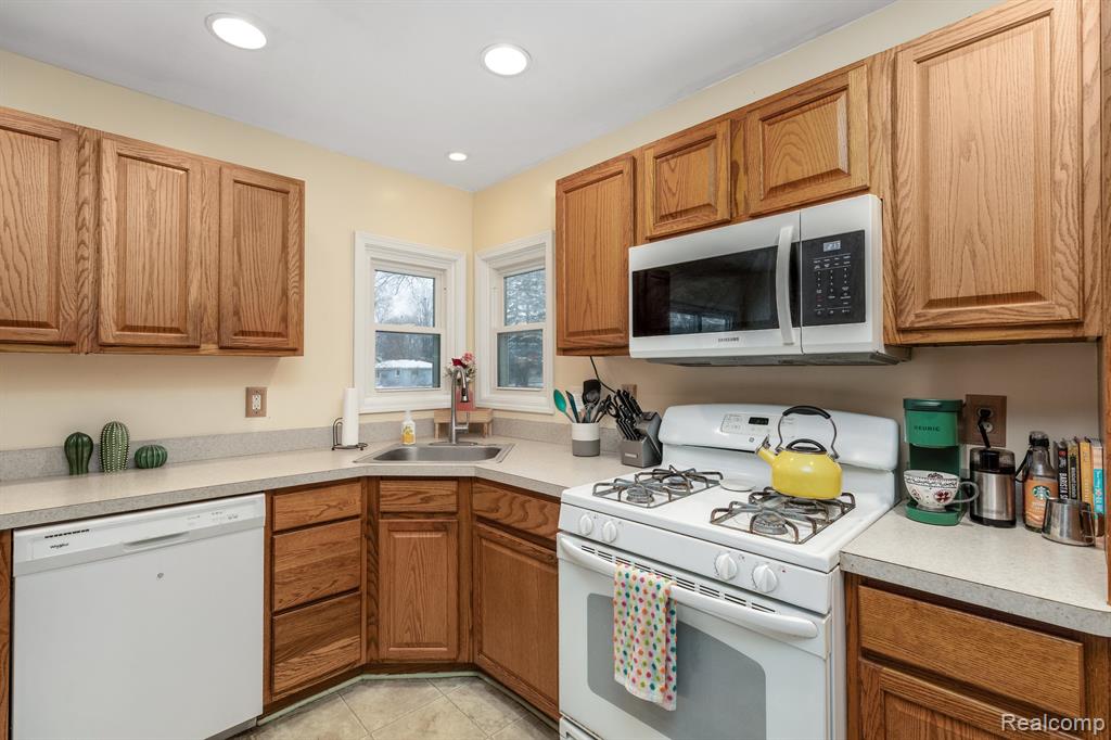 6092 Northrup Drive, Waterford, MI 48329 — Photo 4
