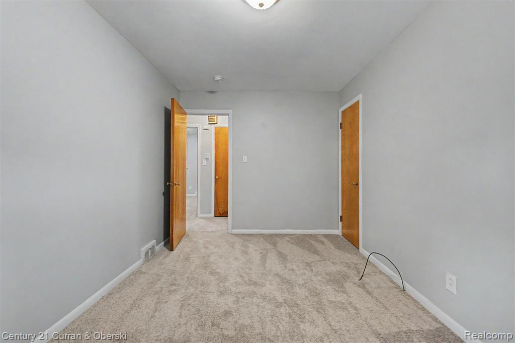 8212 GLENGARY Street, Dearborn Heights, MI 48127 — Photo 21