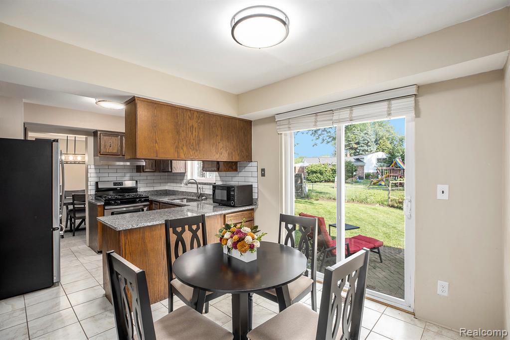 5049 Surrey Drive, Sterling Heights, MI 48310 — Photo 6