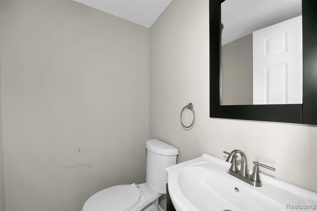 8232 KARAM Boulevard, 4, Warren, MI 48093 — Photo 17