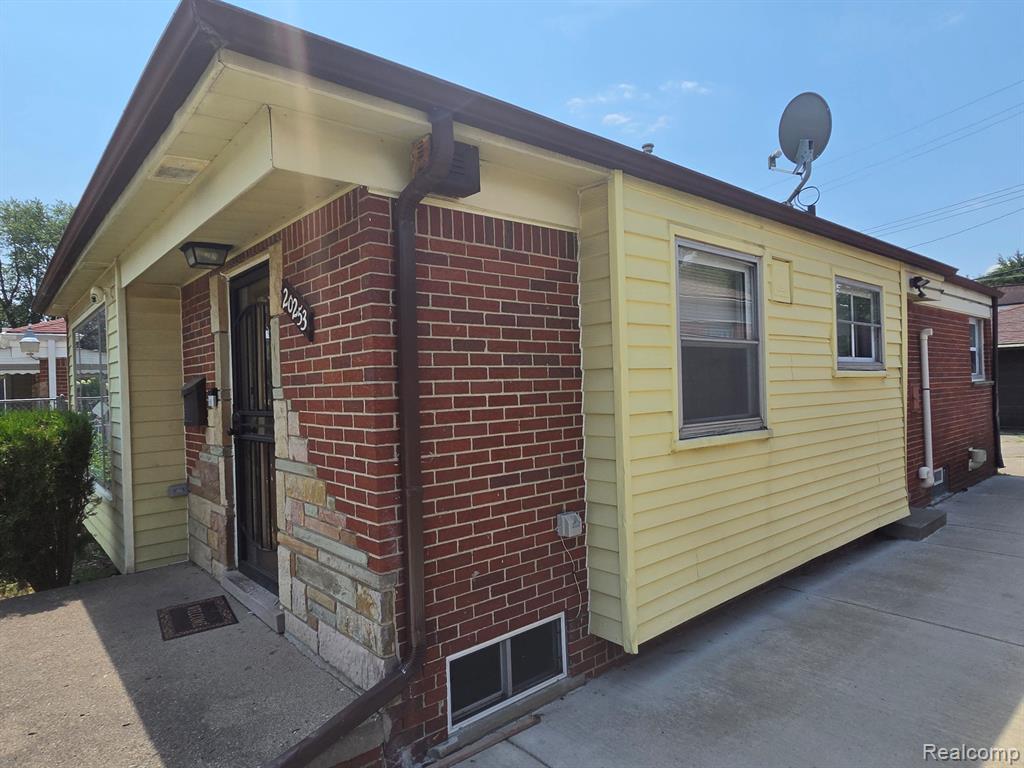 20253 Plainview Avenue - Photo 4
