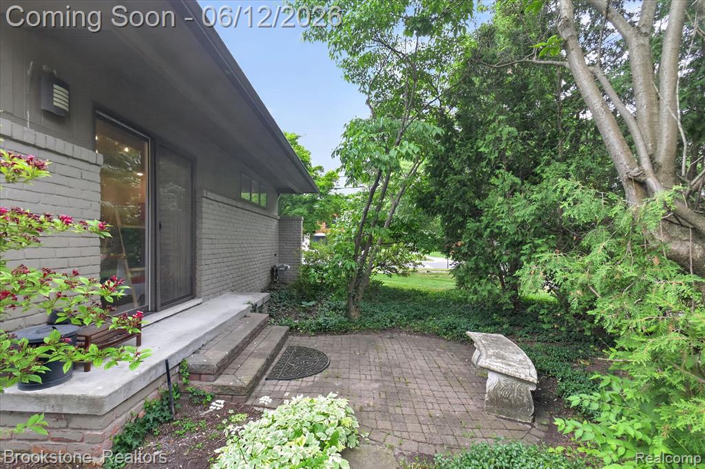 8926 Lincoln Drive, Huntington Woods, MI — Photo 12