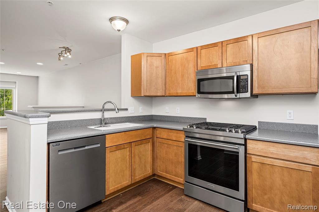 609 Village Lane, Milford, MI 48381 — Photo 13