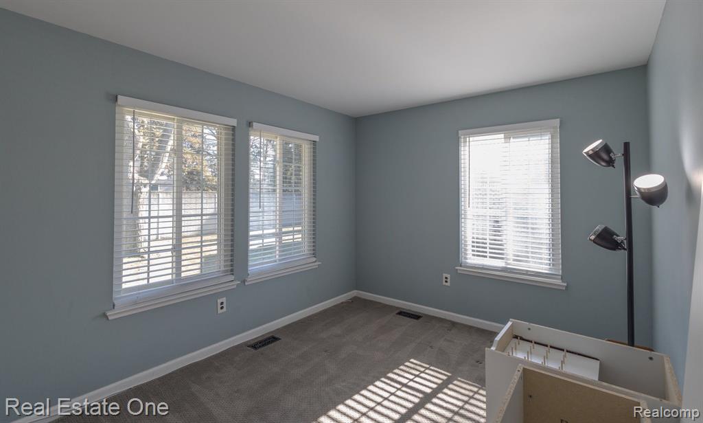 1882 NEWPORTE CT, 242, Royal Oak, MI 48073 — Photo 2