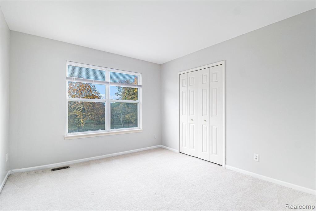 855 DRAKESHIRE Drive, Walled Lake, MI 48390 — Photo 25