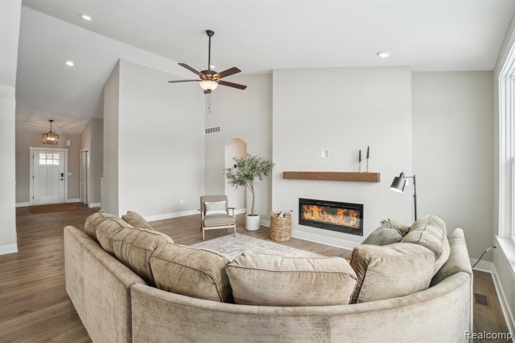 677 Round Rock Dr, Howell, MI 48843 — Photo 5