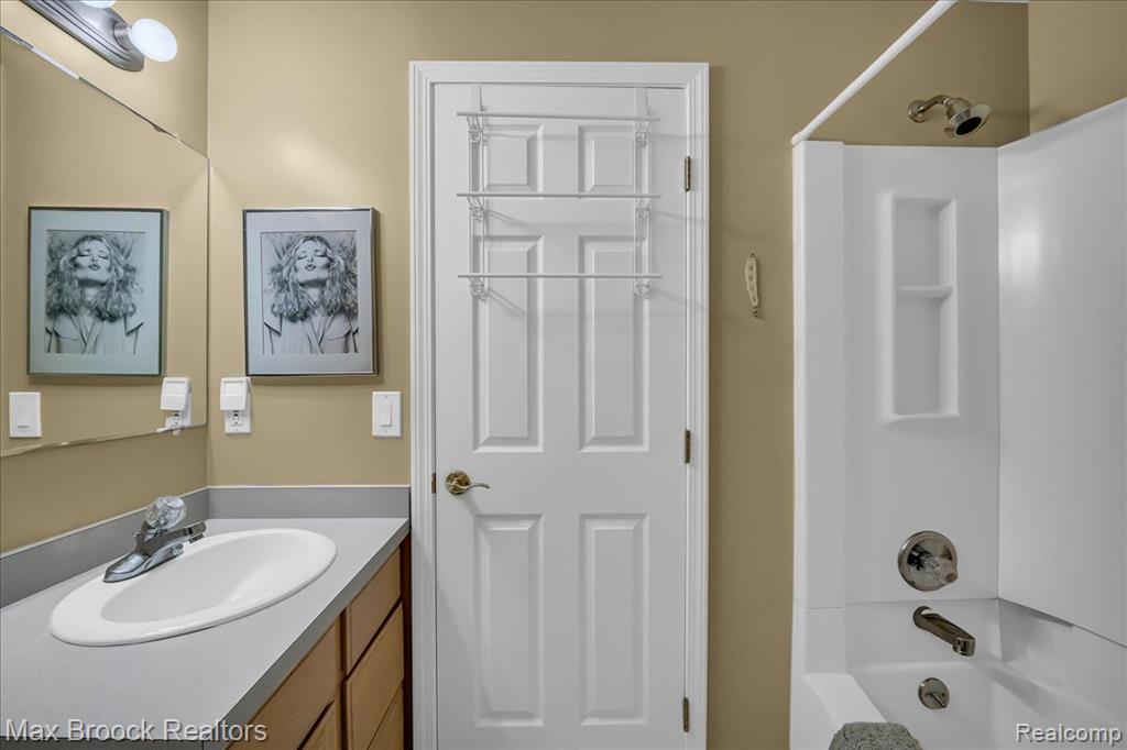 7015 Scenic Ridge Drive, Clarkston, MI — Photo 43