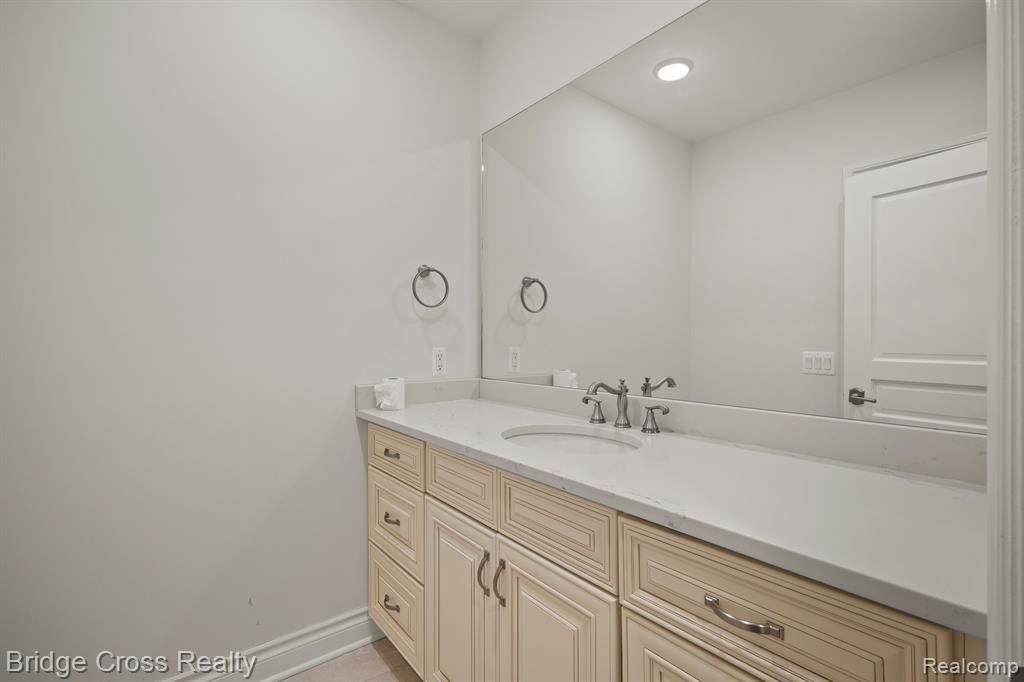 5820 LAKEVIEW Avenue, Orchard Lake Village, MI 48323 — Photo 72