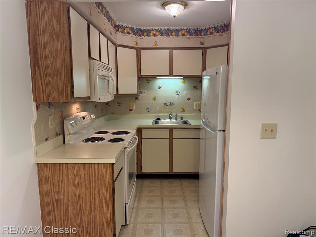 7806 Manor Circle, 103, Westland, MI — Photo 8