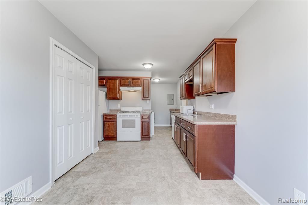 547 S Hawthorne Street, Westland, MI 48186 — Photo 18