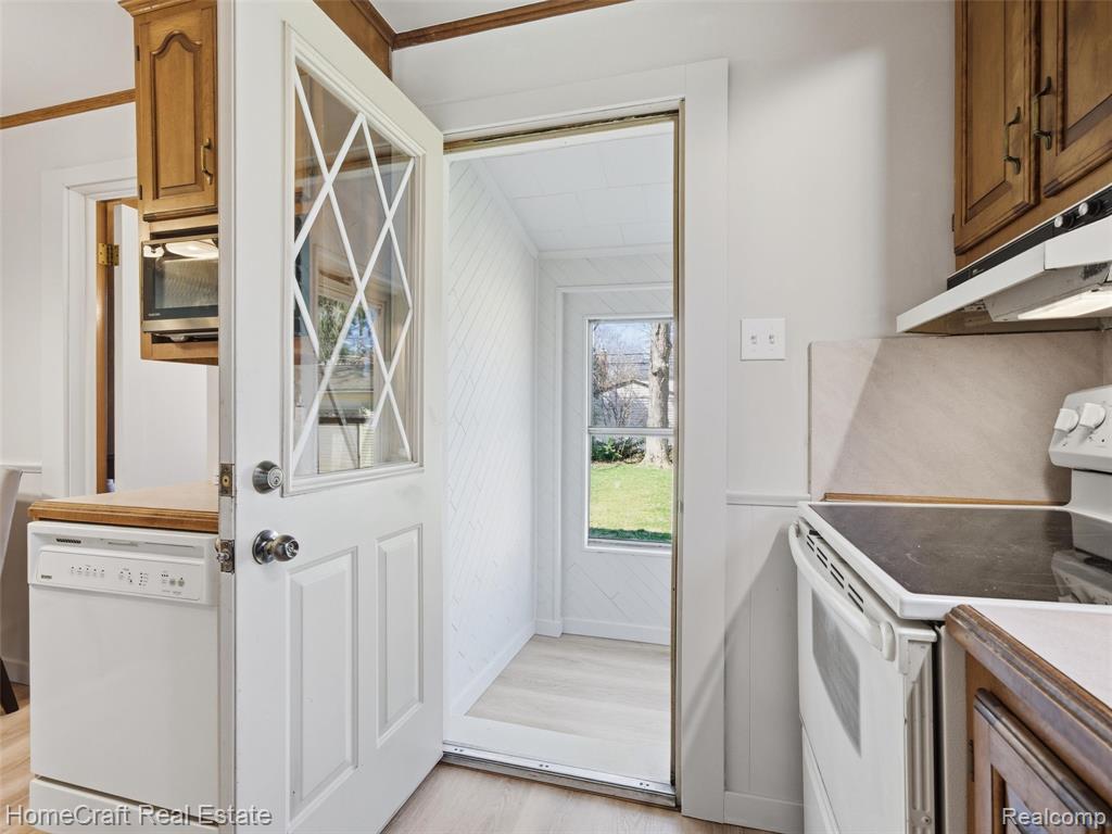 9921 CRANSTON Street, Livonia, MI 48150 — Photo 16