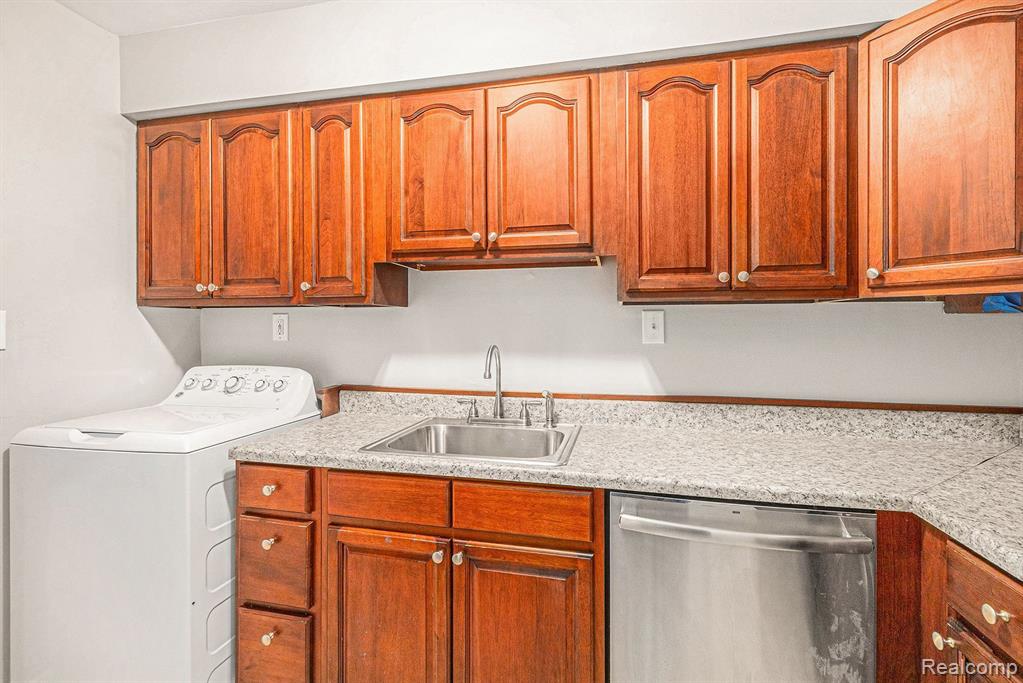 1834 COLONIAL VILLAGE Way, 2, Waterford, MI 48328 — Photo 12