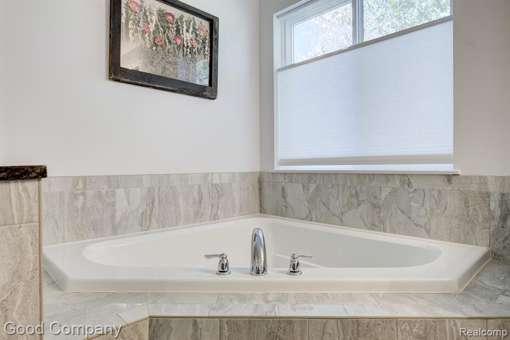 907 RIVERSTONE Court, Milford, MI 48381 — Photo 50