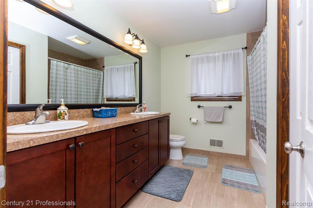 46498 HOUGHTON Drive, Shelby, MI 48315 — Photo 27