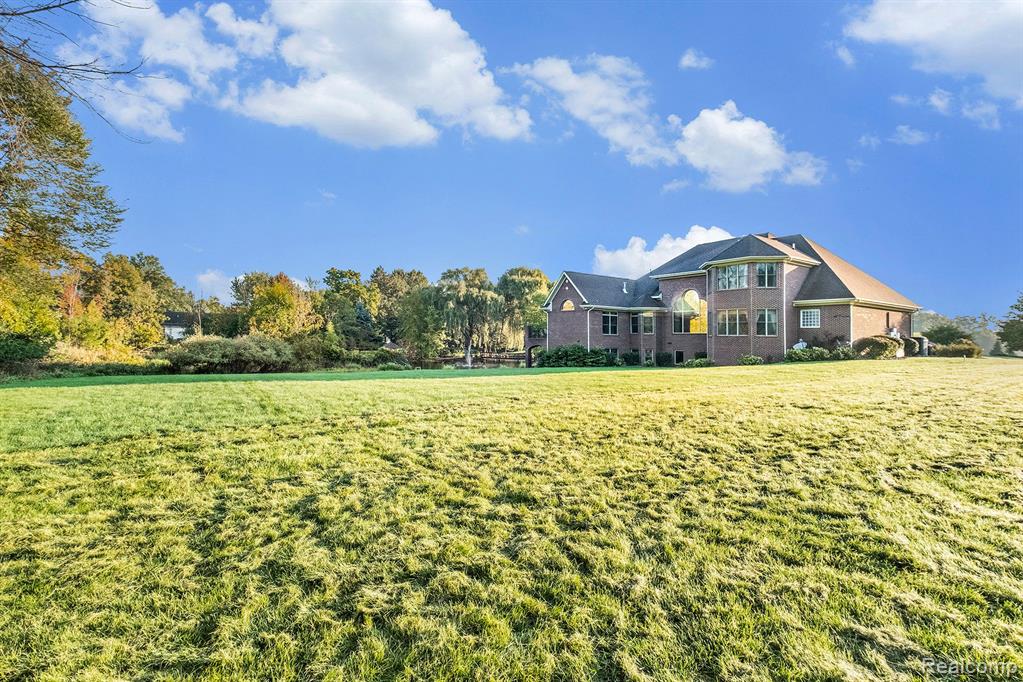 8294 WARWICK GROVES, Grand Blanc, MI 48439 — Photo 61