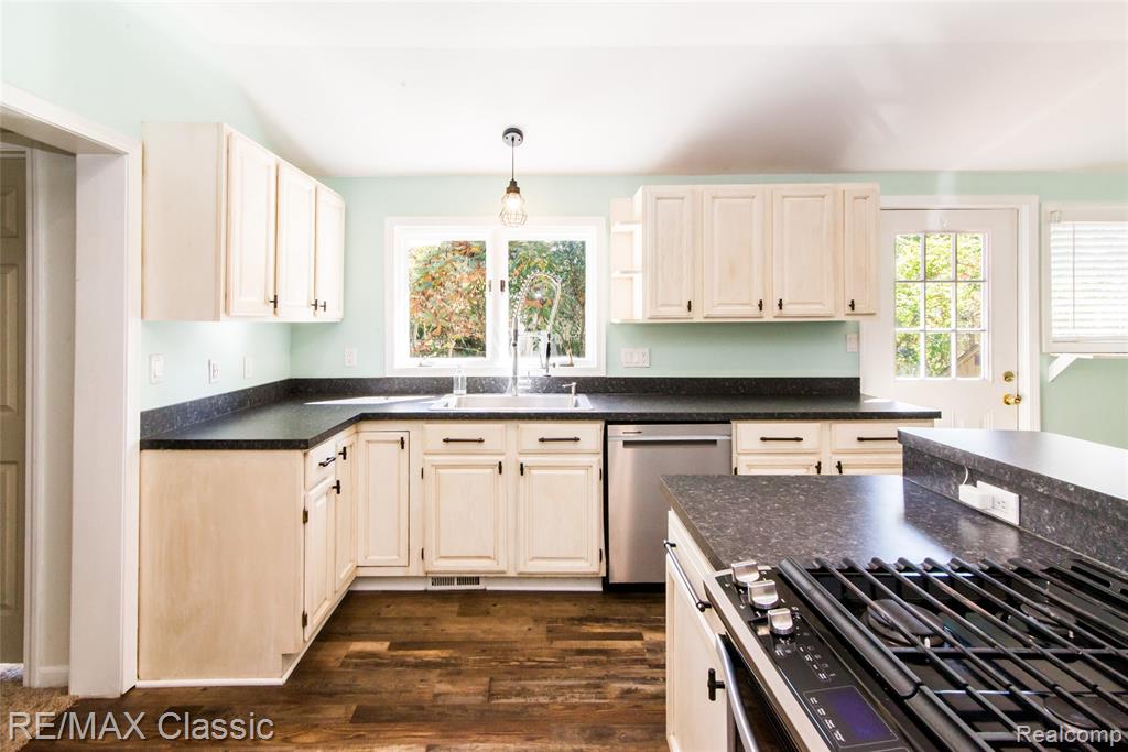 590 Bogie Lake Road, White Lake, MI 48383 — Photo 7