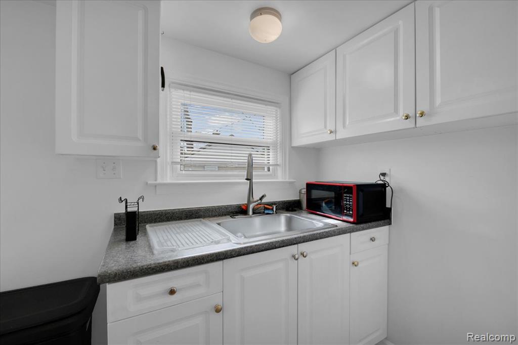 8237 Lenore Street, Dearborn Heights, MI 48127 — Photo 11