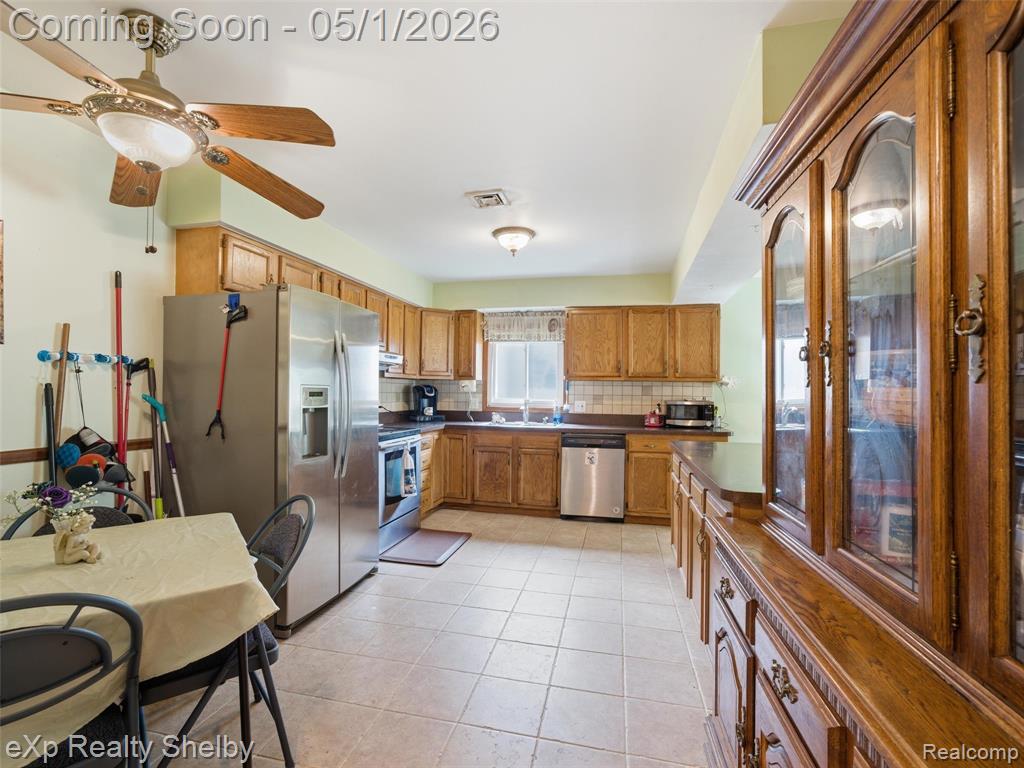 21660 Roosevelt Avenue, Farmington, MI 48336 — Photo 8