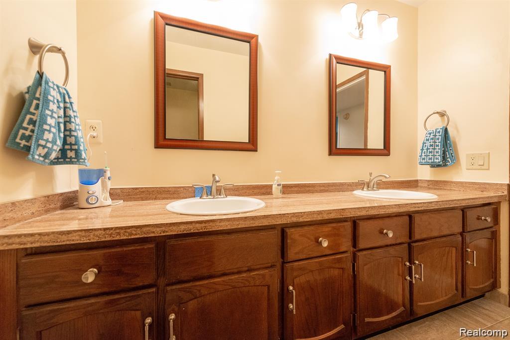 4426 Knightsbridge Lane, West Bloomfield, MI 48323 — Photo 29