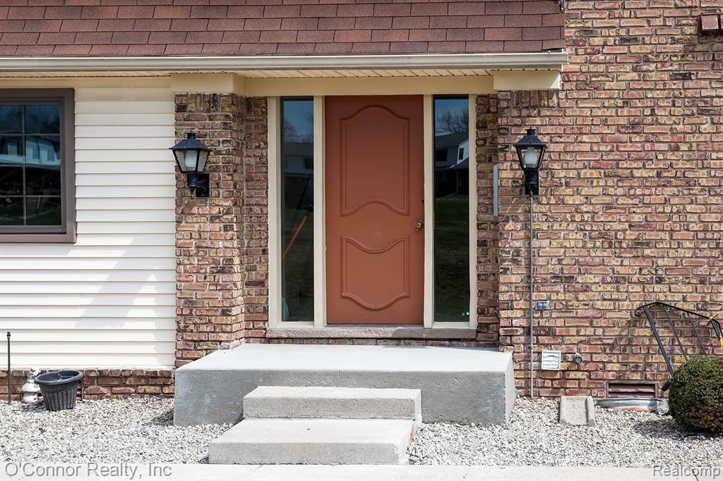 1900 River Road, E 2, Marysville, MI 48040 — front exterior
