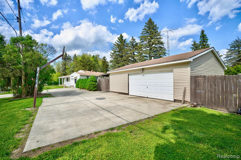 6154 Roberta Street, Burton, MI 48509 — Photo 41
